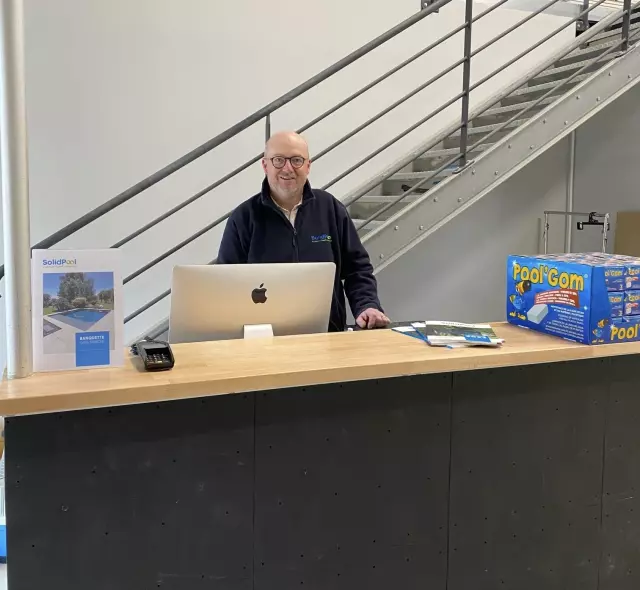 Alain, responsable du magasin de construction de piscine SolidPool Genay